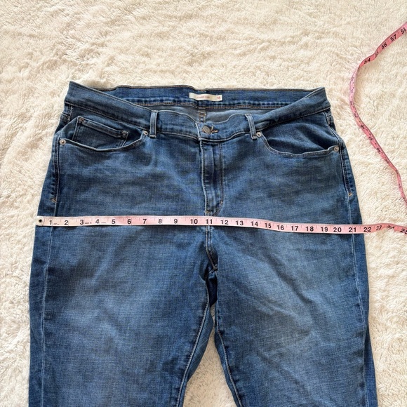 Levi’s Classic Capri Jeans - Picture 6 of 11